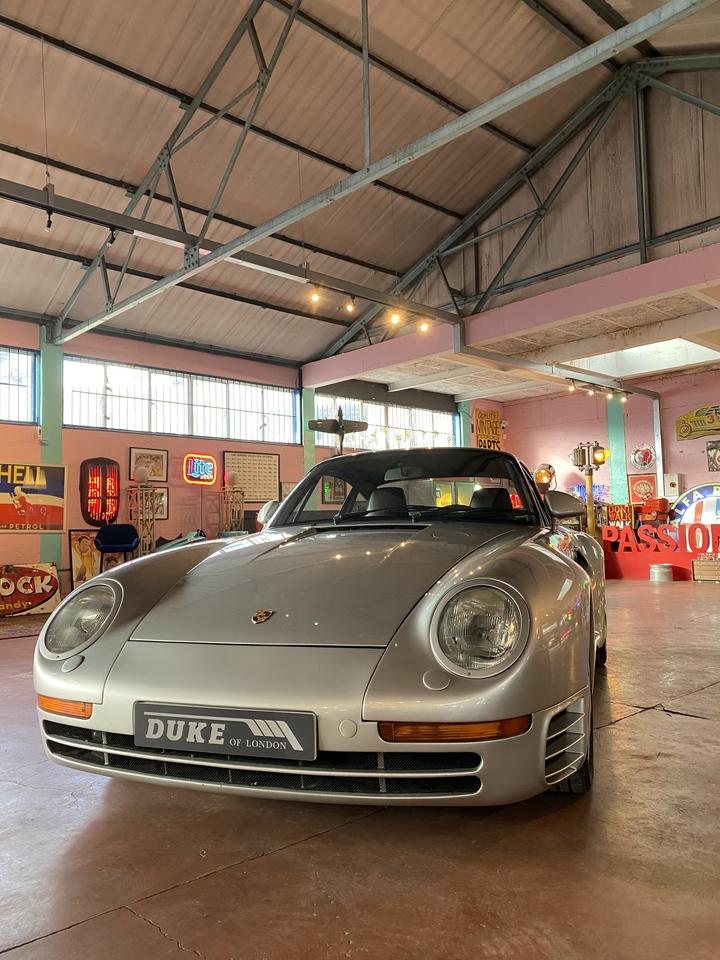 Porsche 959 wearing a Duke of London plate