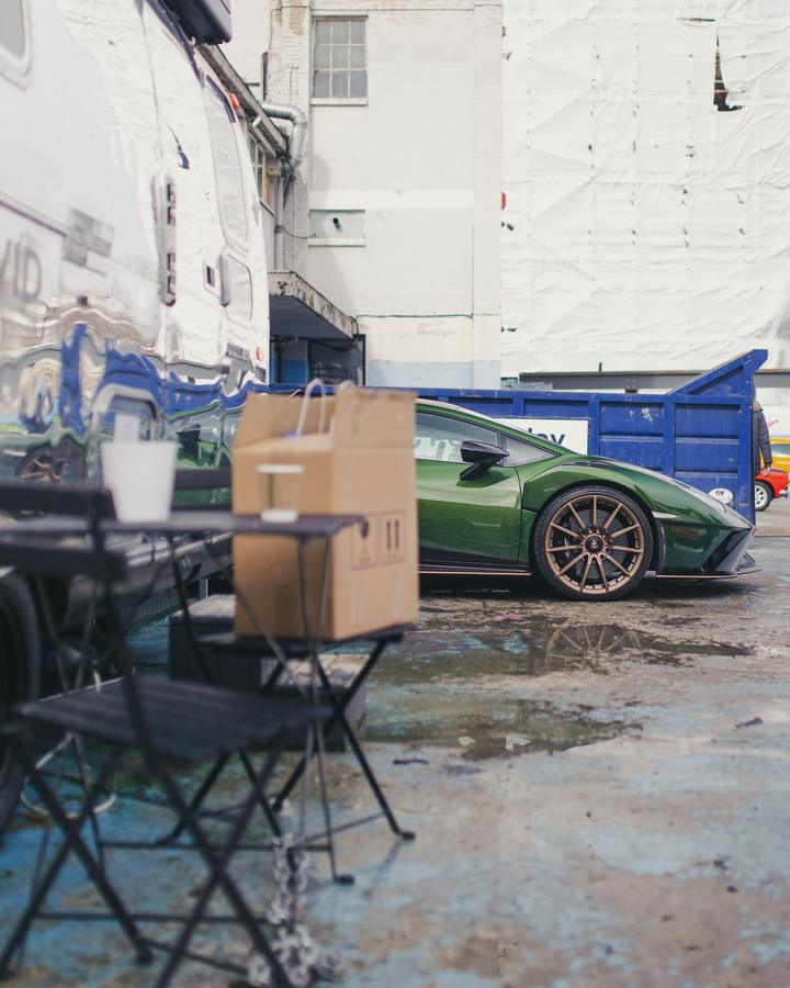 Coffee table and a green Huracán in the yard