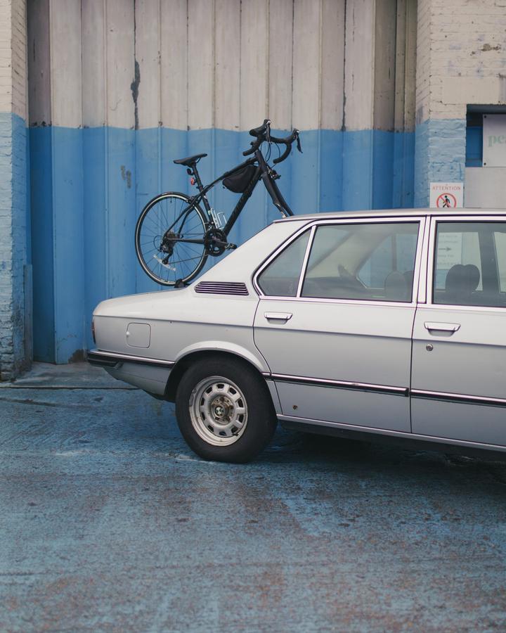BMW E12 with a road bike on the boot