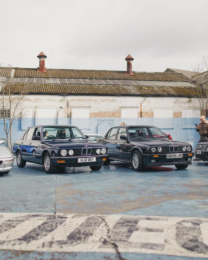 BMW E28 and E30 in front of the old workshop