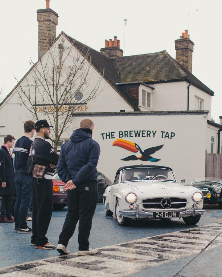 Mercedes-Benz 190 SL arriving by The Brewery Tap