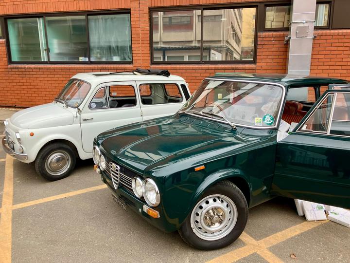 Fiat 500 Giardiniera and Alfa Romeo Giulia parked at the hospital, loaded with presents